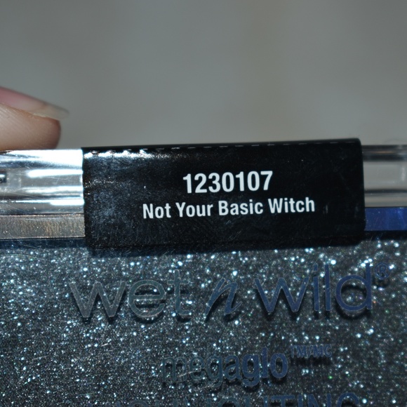 Wet n Wild Not Your Basic Witch Highlight Powder - Picture 3 of 4
